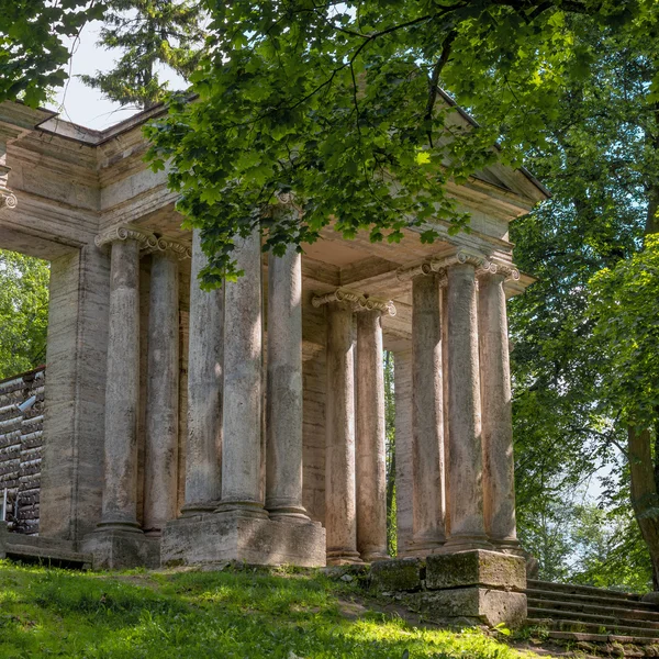 Russia. Gatchina Palace Park. Birch House. In front is a portal mask. — Stock Photo, Image