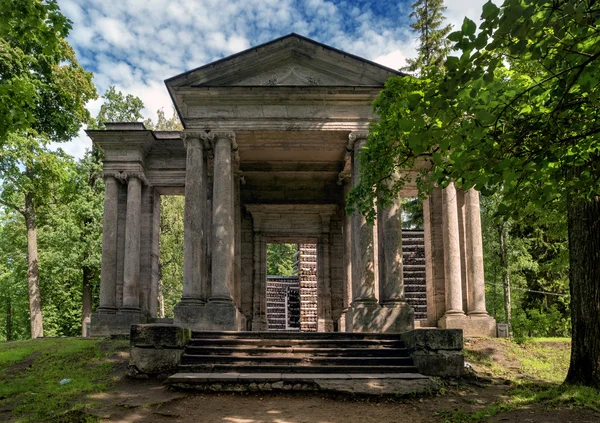 Gatchina Palace Park. Huş ağacı ev. Önünde bir portal maskesidir.