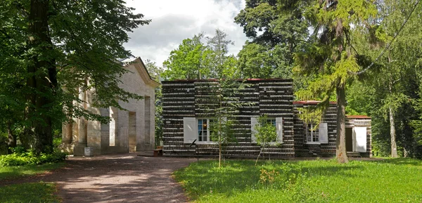 Gatczyna Palace Park... Zobacz dom brzoza i portalu maska. — Zdjęcie stockowe