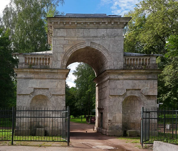 Rosja. Gatczyna Palace Park. Brzoza Gate. — Zdjęcie stockowe