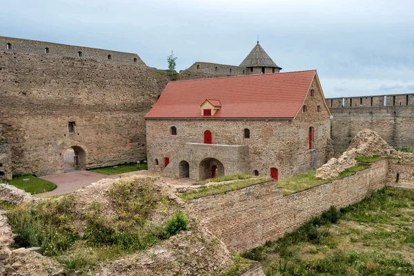 Castelo medieval russo em Ivangorod. Localizado na fronteira com a Estônia, não muito longe de São Petersburgo. A foto mostra uma revista em pó . — Fotografia de Stock