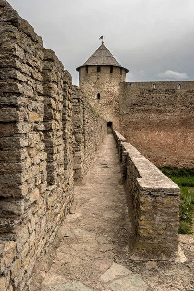 Castelo medieval russo em Ivangorod. Localizado na fronteira com a Estônia, não muito longe de São Petersburgo. A foto mostra uma passagem pela parede da fortaleza e da torre de vigia . — Fotografia de Stock