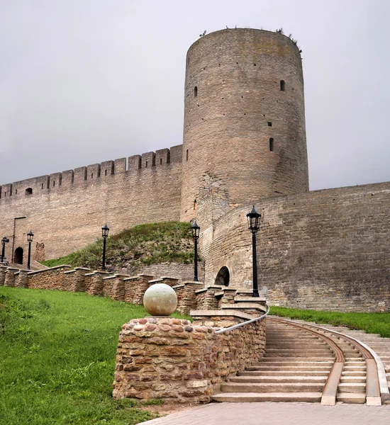 Castelo medieval russo em Ivangorod. Localizado na fronteira com a Estônia, não muito longe de São Petersburgo. A foto mostra a entrada para a fortaleza e torre de vigia . — Fotografia de Stock