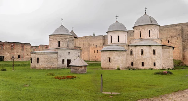 Ruské středověký hrad v Ivangorod. Nachází se na hranicích s Estonskem, nedaleko Petrohradu. Fotografie ukazuje starobylého kostela. — Stock fotografie