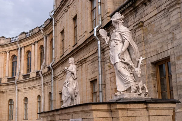 Torchina-Palast. Skulpturen am Haupteingang. — Stockfoto