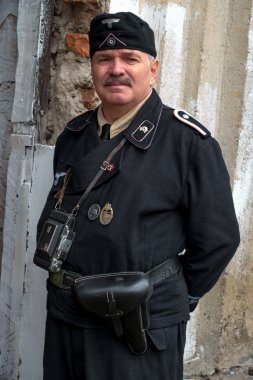 Gatchina, Rusya - 11 Eylül 2016: İkinci Dünya Savaşı tarihi yeniden. Nazi subayının şeklinde giymiş adam.