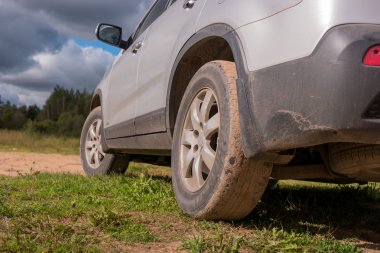 Kirli otomobil lastiği ile düşük açılı.