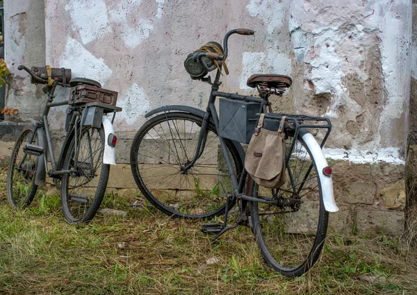 2 제 2 차 세계 대전 이후 자전거. 자전거 나치 군인. — 스톡 사진