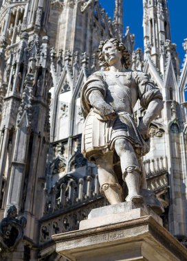 Duomo çatıda heykel. Milano, İtalya.