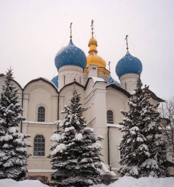 Kazan Kremlin 'in Anonslama Katedrali, Rus mimarisinin seçkin bir anıtıdır. Kış, kar yağışı. Karda kozalaklı ağaçlar