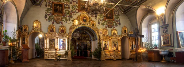 Kazan, Rusland - 10 januari 2021: Het interieur van de Kathedraal van de Heiligen Petrus en Paulus - Petrus en Paulus Kathedraal. Dit is een beroemde Russisch-orthodoxe kerk in Narysjkin barokke stijl — Stockfoto