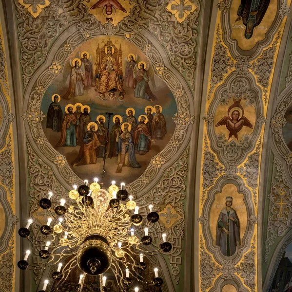 Kazan, Ryssland - 10 januari 2021: Interiören i katedralen i Bebådelsen i Kreml. Takmålning och ljuskrona — Stockfoto
