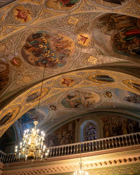 Kazan, Rusland - 10 januari 2021: Het interieur in de kathedraal van Annunciatie in het Kremlin. Plafond schilderen en kroonluchter — Stockfoto