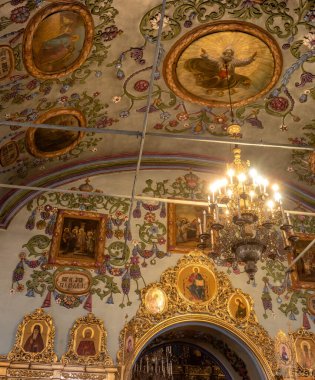 Kazan, Rusya - 10 Ocak 2021: Aziz Peter ve Paul Katedrali 'nin içi - Peter ve Paul Katedrali. Tavan parçası, avize. Görünüm 2.