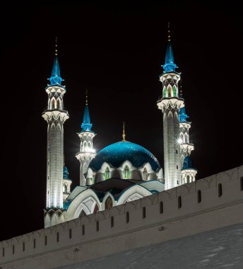 Kazan Kremlin 'deki Kul Şerif Camii. Gece fotoğrafı. Cami spot ışıklarıyla parlak bir şekilde aydınlatılıyor. Kremlin 'in kale duvarı.