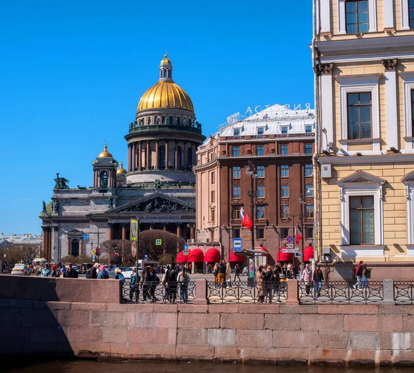 ロシア連邦サンクトペテルブルクのアイザック広場にある聖イサク大聖堂とホテル・アストリア — ストック写真