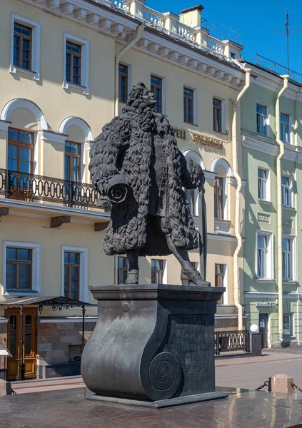 Saint-Pétersbourg, Russie - 09 mai 2021 : : Monument de Domenico Trezzini, le premier architecte de la ville sur le fond de Trezzini Palace Hotel. Place Trezzini, Saint-Pétersbourg, Russie — Photo