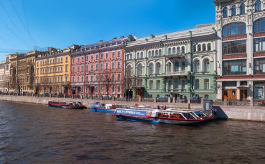 St. Petersburg, Rusya - 09 Mayıs 2021: Moika Nehri seti, Au Pont Rouge 'un ünlü binası Moika Nehri' nin karşısındaki Kızıl Köprü 'de bulunan ticaret evi.