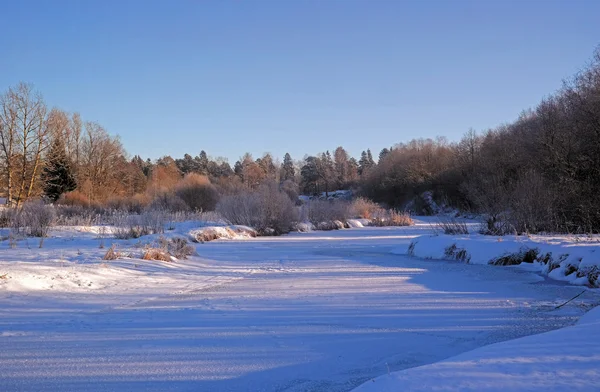 Zamrzlá řeka v zimě — Stock fotografie