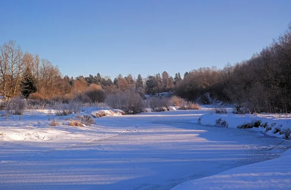 Rivière gelée en hiver — Photo