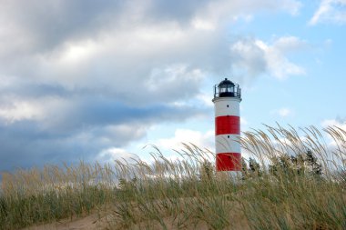Sabah gökyüzü arka plan üzerinde deniz feneri