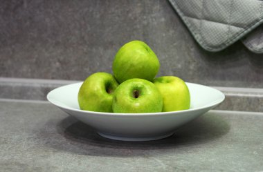 bir plaka üzerinde yeşil elma