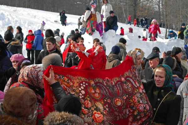 Гатчина, Ленинградская область, РОССИЯ - 5 марта 2011 года: традиционный русский праздник Масленица — стоковое фото