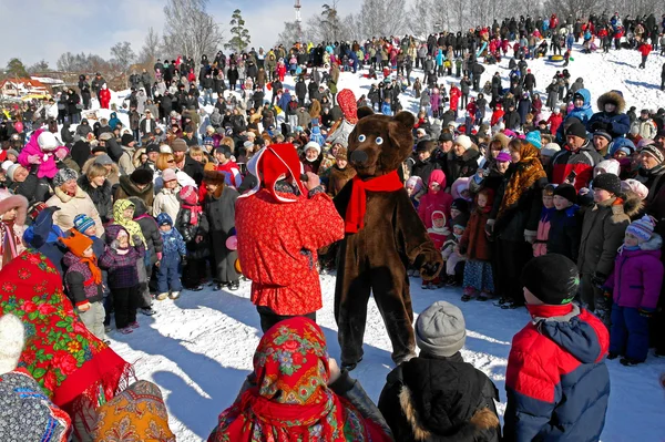 Gatchina, región de Leningrado, RUSIA - 5 de marzo de 2011: La fiesta tradicional rusa Maslenitsa — Foto de Stock