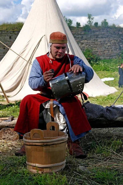 Koporje, Leningrado, Rusia 2012 21 de julio. Reconstrucción de duelos caballerescos y campo de vida caballeresco de batalla, tiendas de campaña —  Fotos de Stock