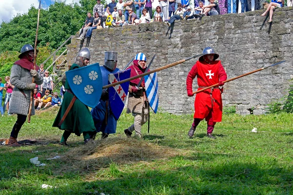 Koporje, Leningrado, Rusia 2012 21 de julio. Reconstrucción de duelos caballerescos y campo de vida caballeresco de batalla, tiendas de campaña —  Fotos de Stock