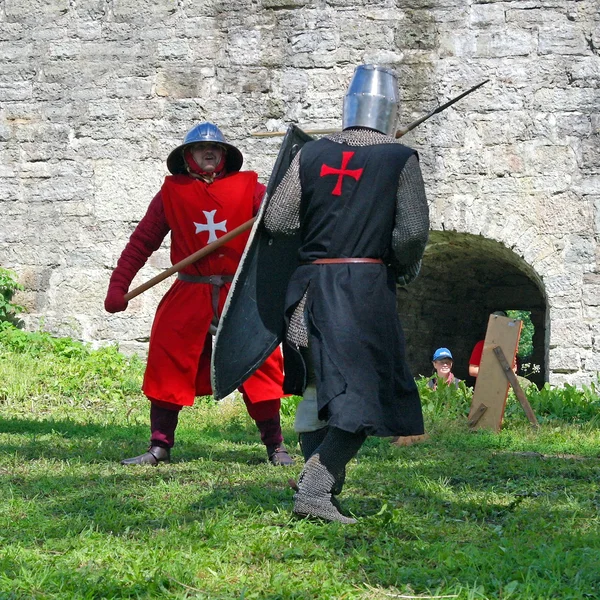 Koporje, Leningrado, Rusia 2012 21 de julio. Reconstrucción de duelos caballerescos y campo de vida caballeresco de batalla, tiendas de campaña —  Fotos de Stock