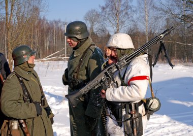 Gatchina, Rusya, 18 Şubat 2012: İkinci Dünya Savaşı savaş yeniden inşası