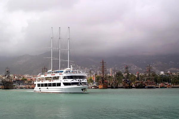 Barcos turísticos en el puerto de Alanya, Turquía . — Foto de Stock