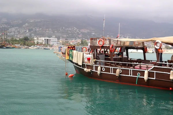 Barcos turísticos en el puerto de Alanya, Turquía . — Foto de Stock