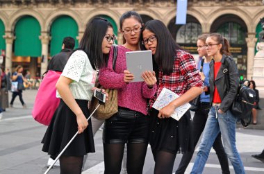 Milan, İtalya - 19 Ekim 2014: yapılan tablet Fotoğraflar ve selfie bakarak kız