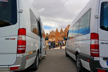 Cappadocia., Türkiye - 29 Nisan 2014: Red Valley tur otobüs turist geldi.