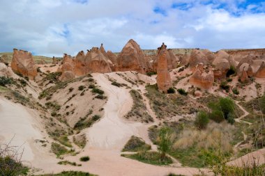 Cappadocia. Türkiye. Sütunları Red Valley taş.