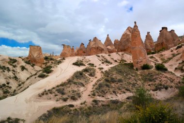 Cappadocia. Türkiye. Sütunları Red Valley taş.