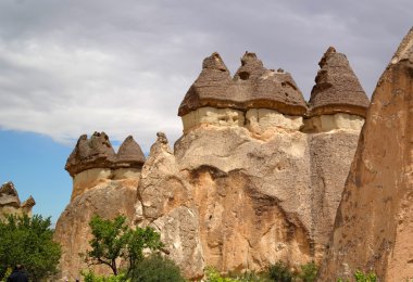 Kapadokya taş sütunlar erozyon aracılığıyla doğa tarafından yaratılmıştır.