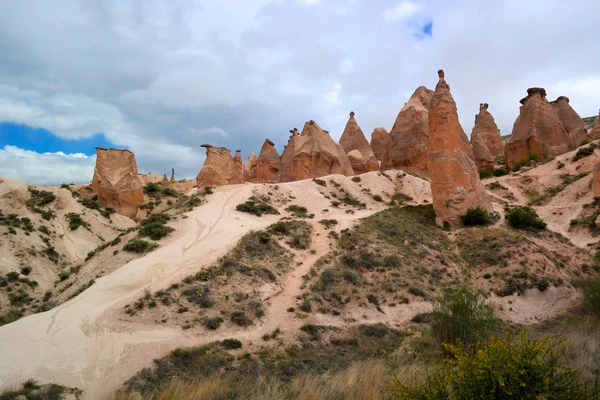 Cappadocia. Turcja. Kamienne kolumny czerwony dolina. — Zdjęcie stockowe