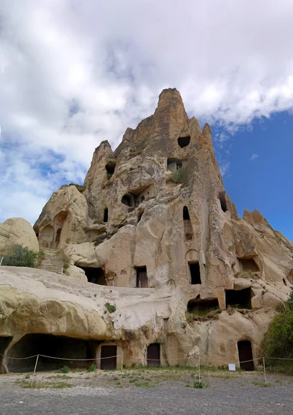 Cappadocia. Turcja. Cave house w formacji erozyjnych naturalne. — Zdjęcie stockowe