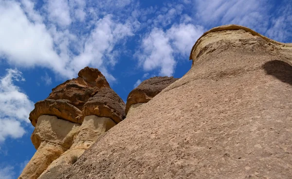 Cappadocia, kamiennymi filarami stworzone przez naturę przez erozję. — Zdjęcie stockowe