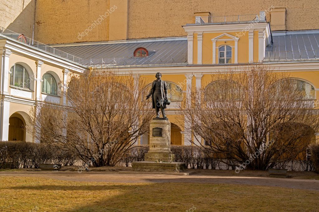 El monumento al museo de apartamentos de Pushkin en Petersburg, Moika