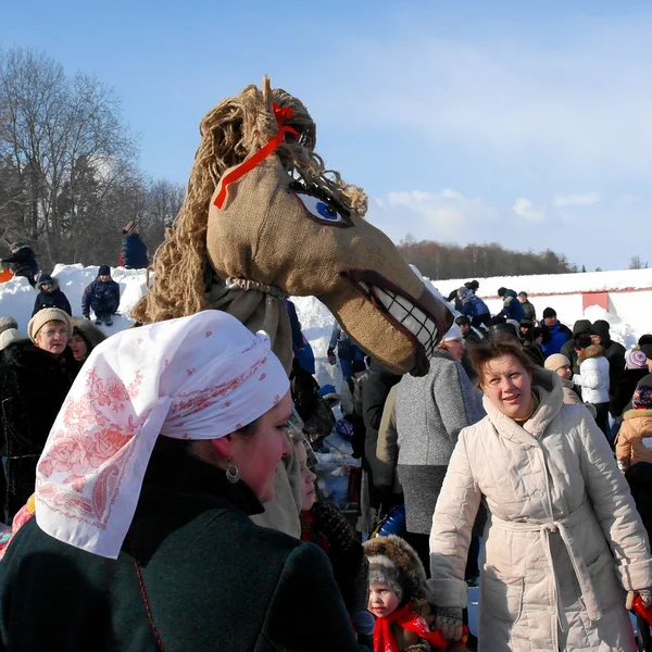 Gatchina, Leningrad region, RUSSIA - March 5, 2011: Maslenitsa - a traditional spring holiday in Russia. — Zdjęcie stockowe