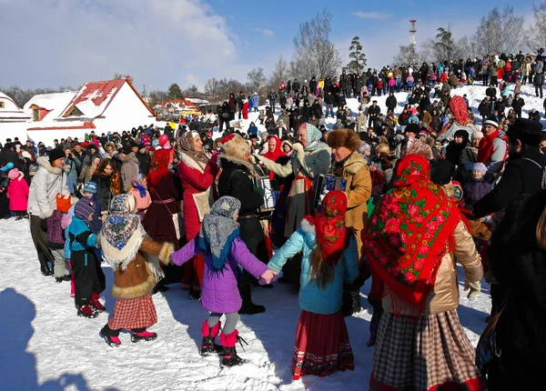 Gatchina, Leningrad region, RUSSIA - March 5, 2011: Maslenitsa - a traditional spring holiday in Russia. — 图库照片