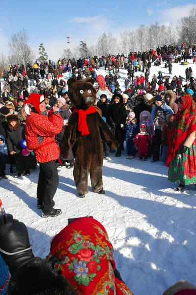 Gatchina, Leningrad region, RUSSIA - March 5, 2011: Maslenitsa - a traditional spring holiday in Russia. — ストック写真