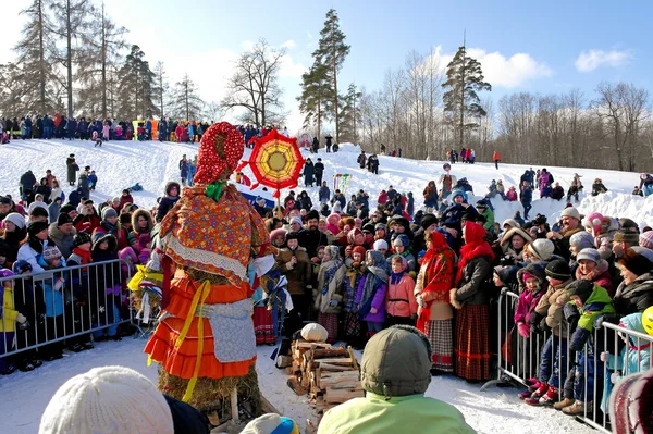 Gatchina, Leningrad region, RUSSIA - March 5, 2011: Maslenitsa - a traditional spring holiday in Russia. — Zdjęcie stockowe