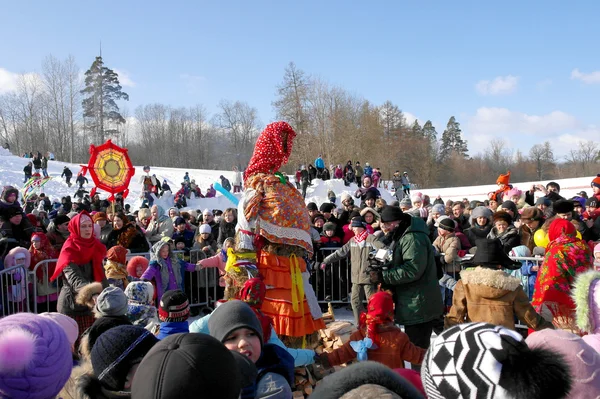 Gatchina, Leningrad region, RUSSIA - March 5, 2011: Maslenitsa - a traditional spring holiday in Russia. — 图库照片