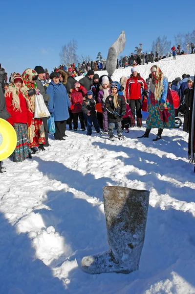 Gatchina, regione di Leningrado, RUSSIA - 5 marzo 2011: Maslenitsa - una tradizionale vacanza primaverile in Russia . — Foto Stock