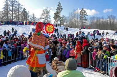 Gatchina, Leningrad region, Rusya Federasyonu - 5 Mart 2011: Maslenitsa. Rusya'da bir geleneksel bahar tatil.